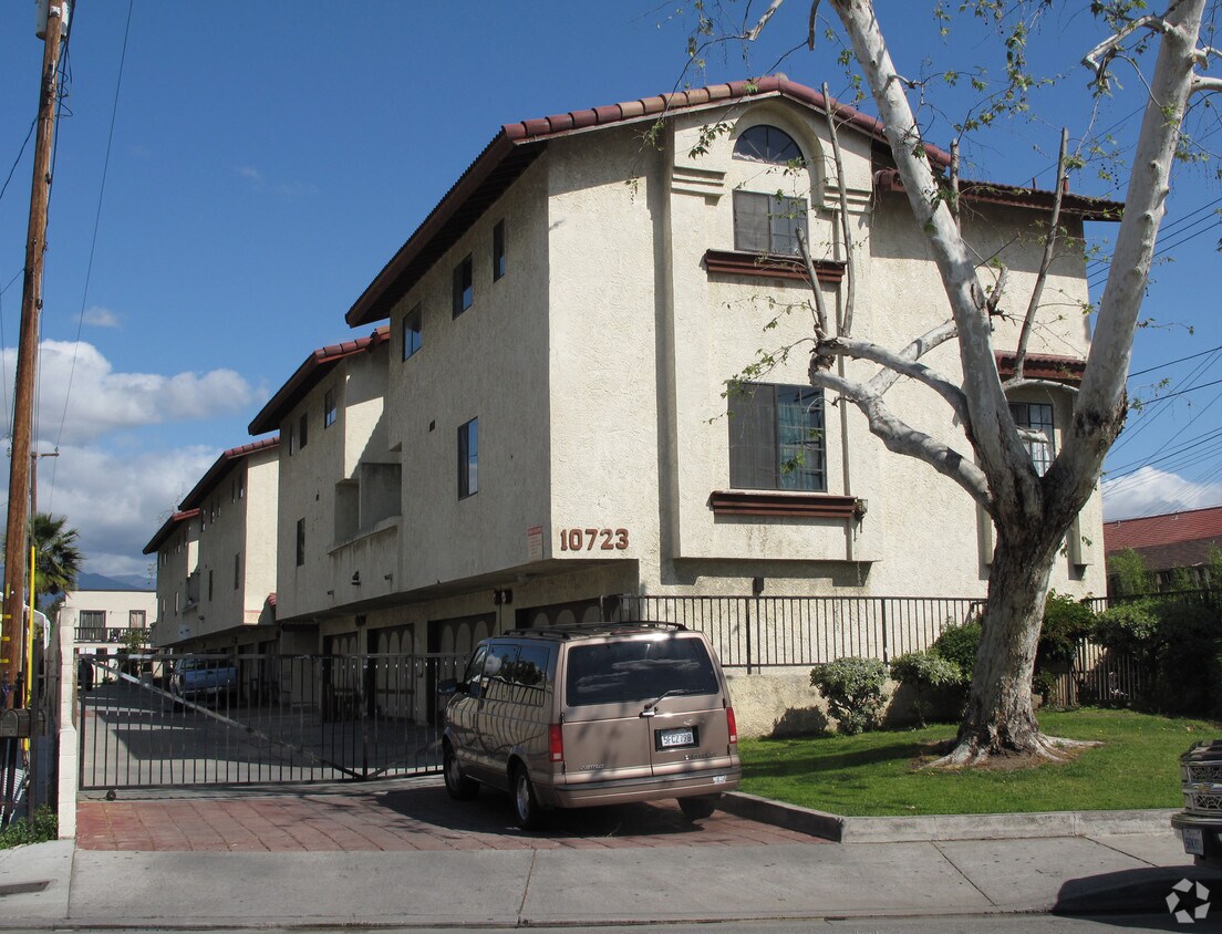 Primary Photo - 10723 Weaver Ave