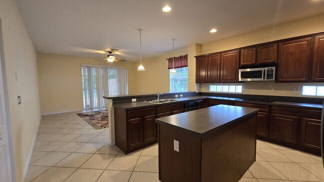 Foto del edificio - Bright + Spacious Home for Rent in West La...