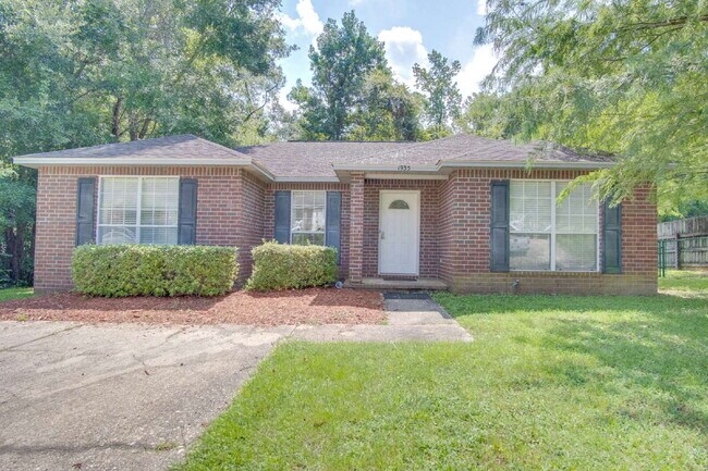 Foto del edificio - Northeast Pensacola 2 R, 2BA Home Near UWF with Wood-Look Flooring, Large Sunroom, Spacious Lot &...