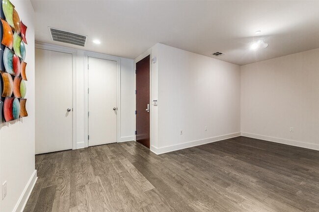 Building Photo - 1505 Elm St