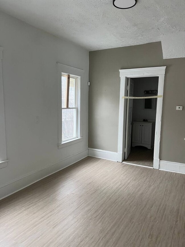 Building Photo - 853 E 155th St