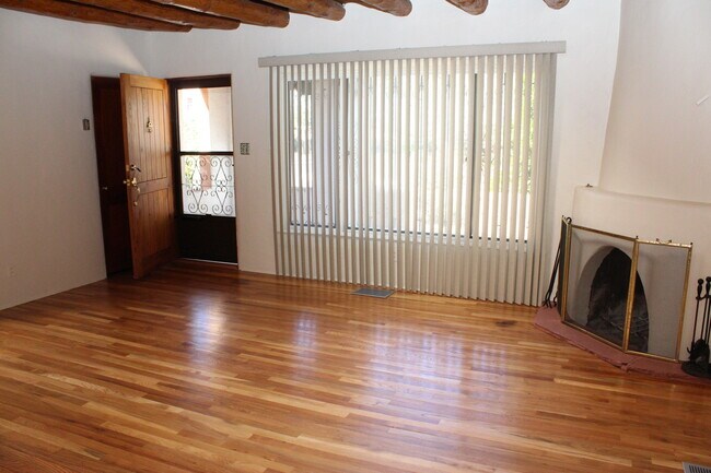 Building Photo - Great Location. Beautifully refinished Har...
