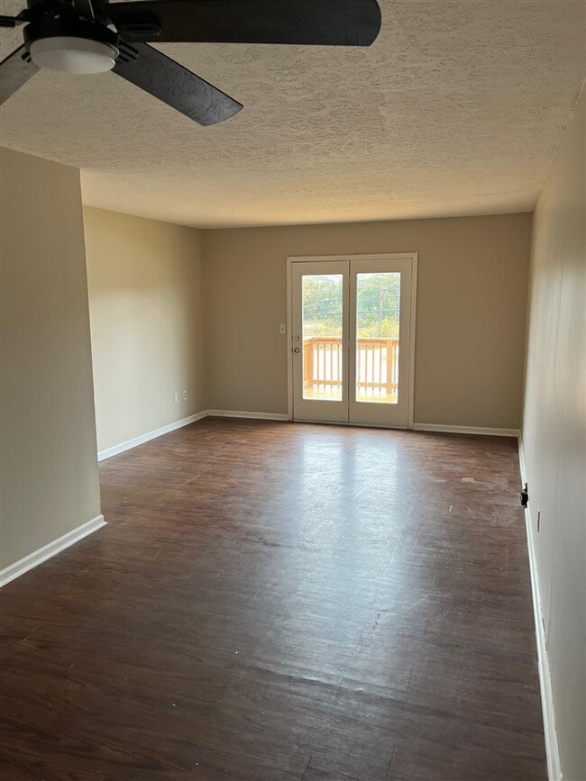 Foto del edificio - 1705 Cliff Ridge Ct