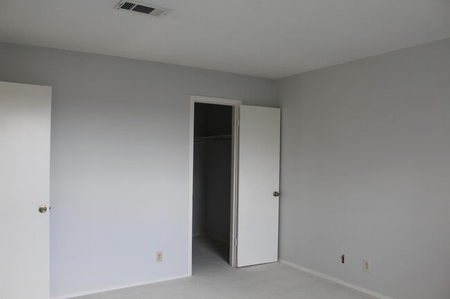 Building Photo - 1214 Hi Stirrup