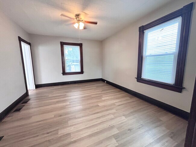 Espacio de sala de estar/comedor. - 4822 Oak St