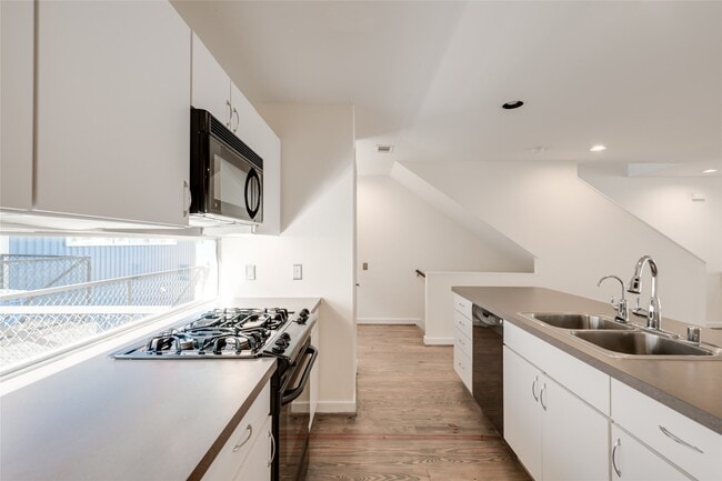 Building Photo - 807 Robin St