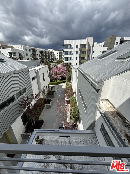 Building Photo - 532 W Elk Ave