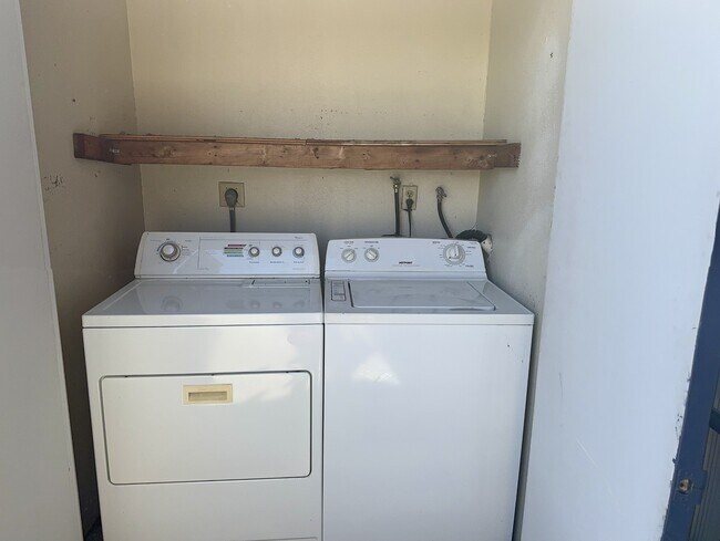 Foto del edificio - 5665 Riley St