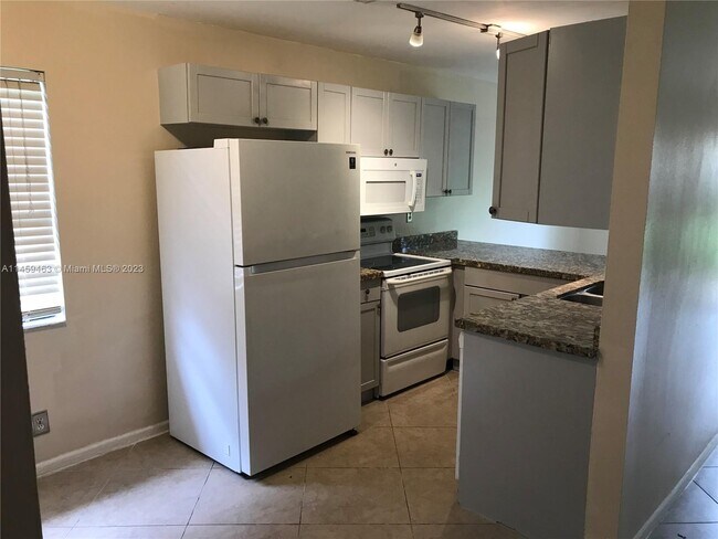 Foto del edificio - 9744 Shadow Wood Blvd