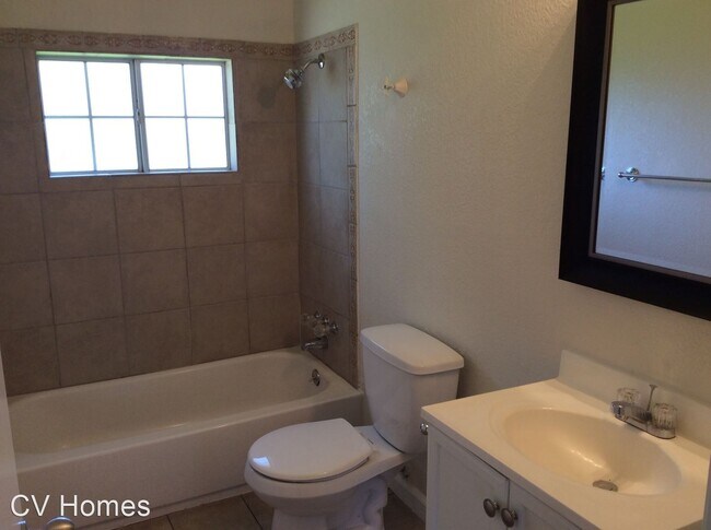 Building Photo - 3 br, 1 bath House - 2740 N. Dearing Ave.