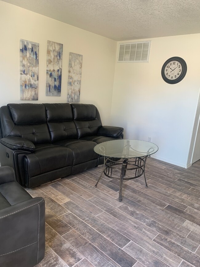 Building Photo - 2315 N Juniper Ln