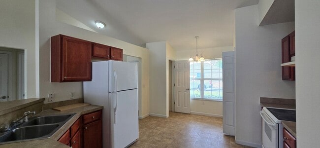 Building Photo - 4 Bedroom 2 Bath Located in Grandview Subd...