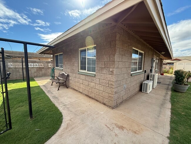 Building Photo - 78 Polani St