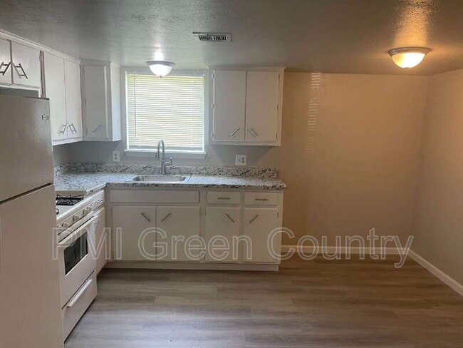 Building Photo - 405 S Maple St