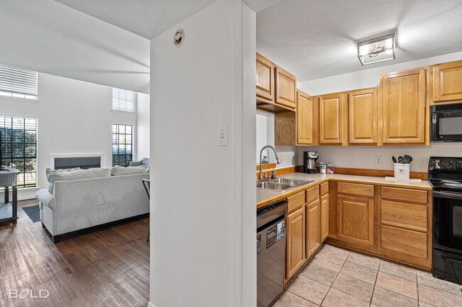 Building Photo - 8 Meadow Creek Dr