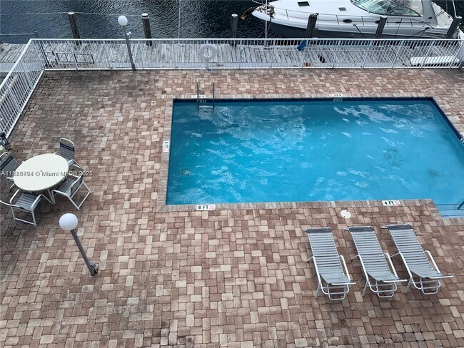 Foto del edificio - 3868 NE 169th St