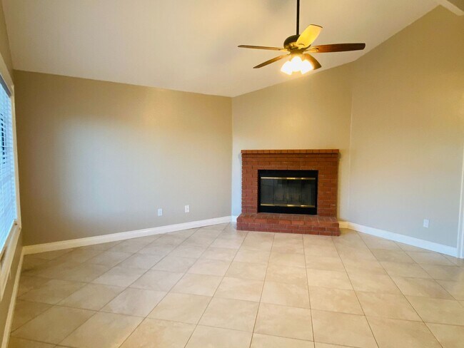 Building Photo - AVAILABLE NOW!!