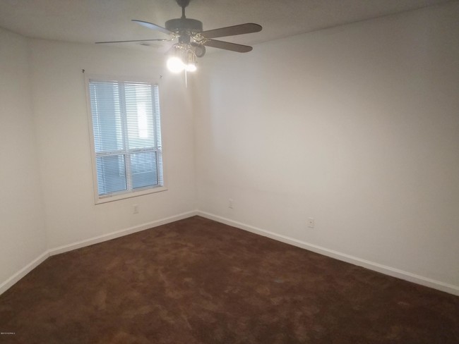 Building Photo - 110 Breezewood Dr