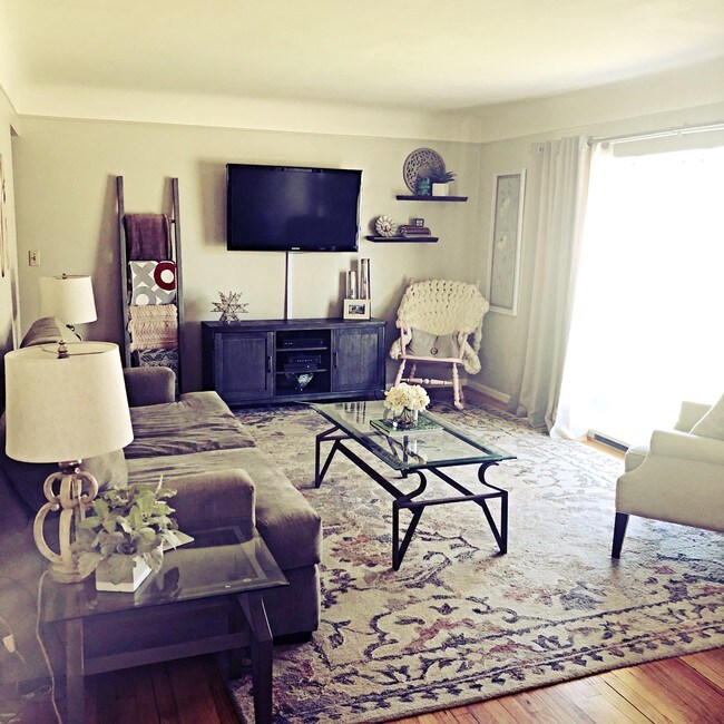 Foto del edificio - 1241 Creal Cres