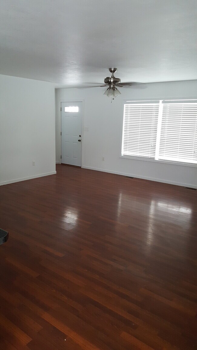 Building Photo - Beautiful 3 bedroom 2 bath with 2 stall at...