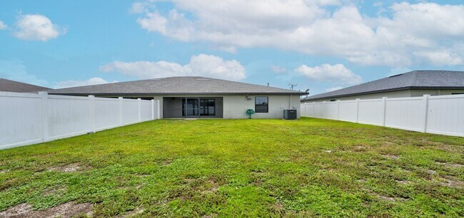 Foto del edificio - Large 3 bedroom 2 Bath Half Duplex with Ya...