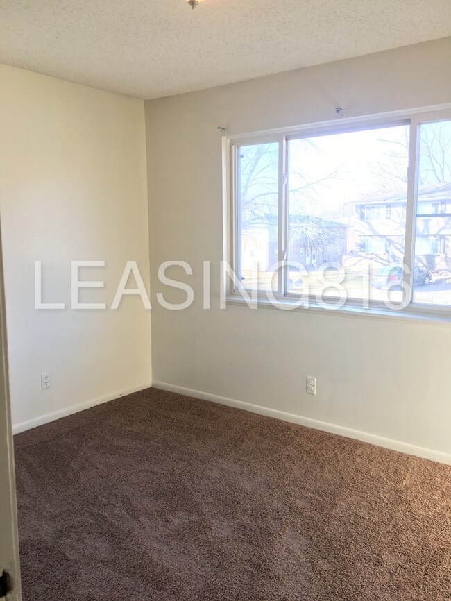 Building Photo - Lower 4-Plex Apartment Available