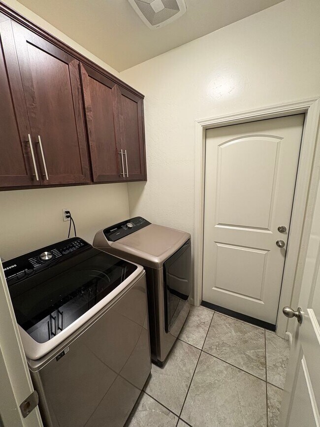 Foto del edificio - Beautiful home in a gated community Rent Ready!