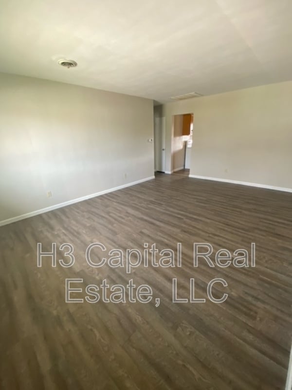 Building Photo - 105 S County Rd