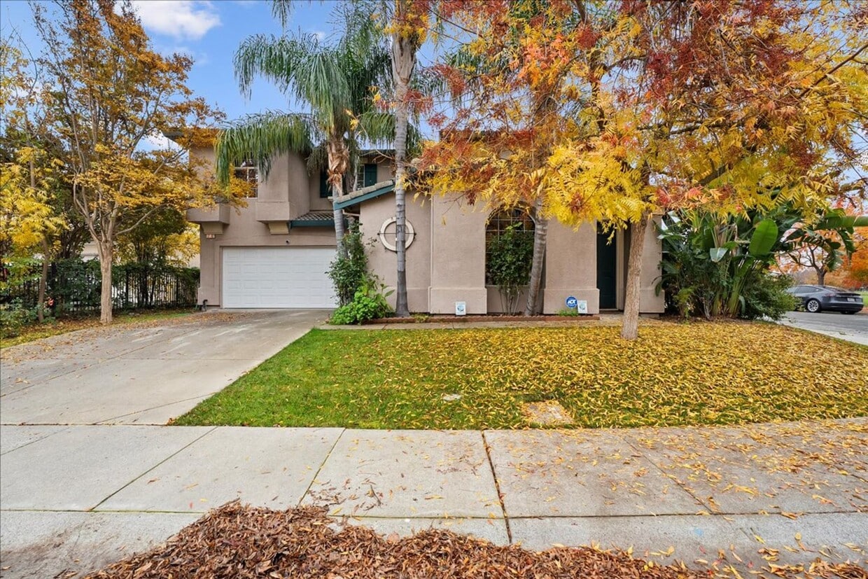 Primary Photo - 70 Arches Cir