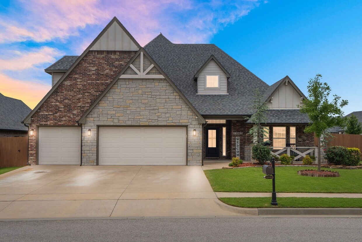 Foto principal - Stunning Executive Rental Home in Highly D...