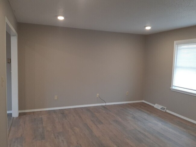 Foto del edificio - 3 Bedroom 2 bath $1250! Basement! 2 Car ga...