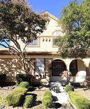 Building Photo - 2021 Clubview Dr