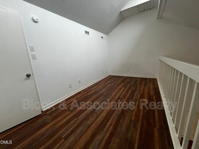 Foto del edificio - 3083 Huntleigh Dr