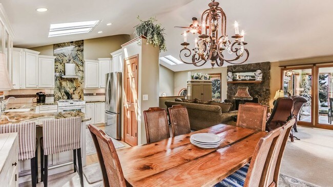 Foto del edificio - 5368 Evergreen Heights Dr