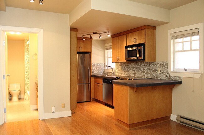 Building Photo - Updated 1 Bedroom Condo in Landmark Old Po...