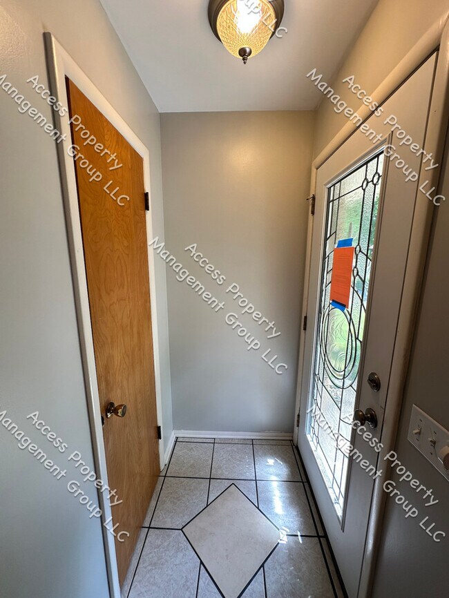 Building Photo - Gorgeous Updated 4 Bedroom with Finished B...