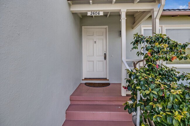 Building Photo - Don't miss this gorgeous home!