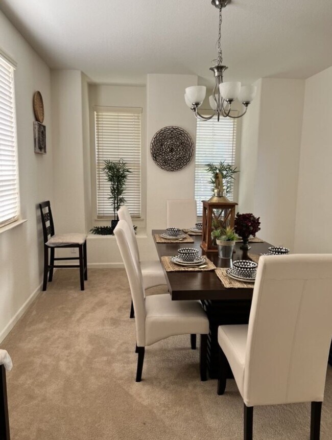 Building Photo - Luxury LAKEFRONT property!!!