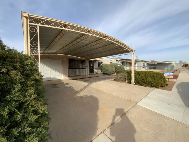 Foto del edificio - 3 Bedroom Single Story Home Available Near Eubank Blvd NE & Indian School Rd NE!