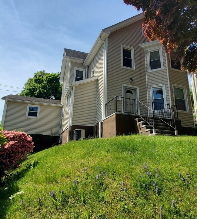 Building Photo - 16 Grandview Ave