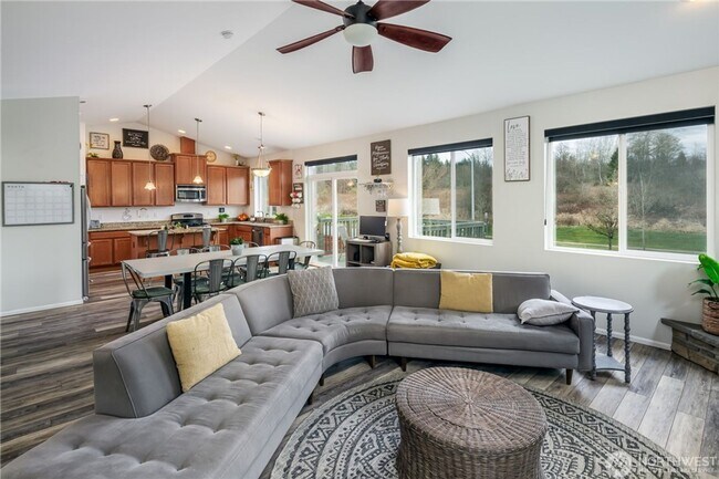Foto del edificio - Spacious Eagle Heights Rental w/ Playgroun...