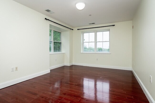 Building Photo - 120 Wyllis Ave