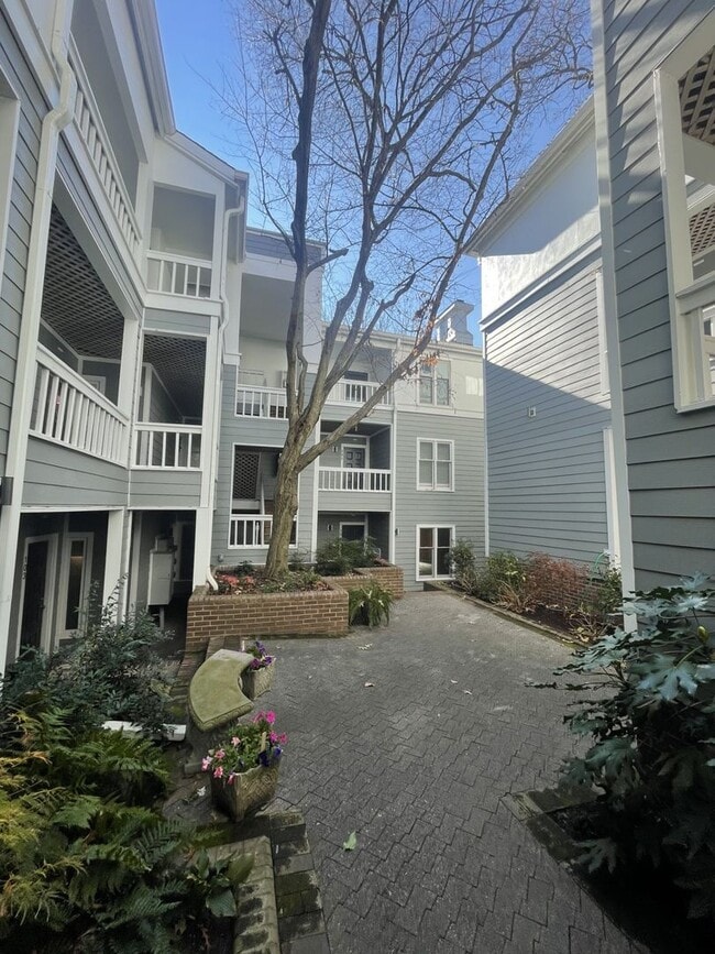 Building Photo - 3 Bd 2 ba Condo