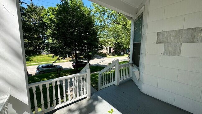 Foto del edificio - $2,300 | 4 Bedroom, 2 Bathroom Multi Floor...