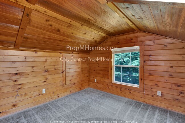 Building Photo - Three Bedroom Classic Bungalow Completely ...