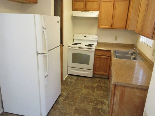 Building Photo - 2 bedroom, 1.5 bathroom, 2 Story Apartment in the Heart of Town