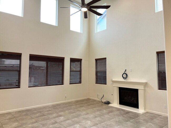 Foto del edificio - Large 4 Bedroom Home Near Clovis East