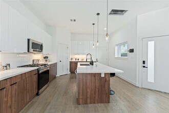 Building Photo - 3034 Gray St