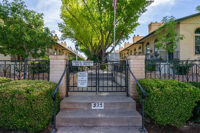 Building Photo - Fully Remodeled Townhome in the Heart of D...