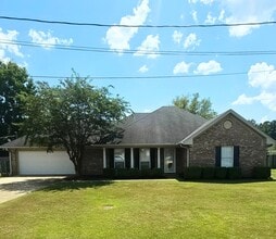 Building Photo - 565 Oakdale Dr
